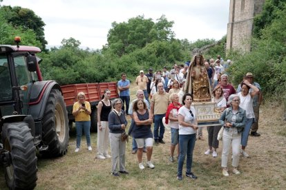 La lluvia deslució en parte la procesión en torno a la ermita.