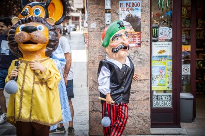 Cientos de sorianos se han acercado al centro para disfrutar con los gigantes y cabezudos.
