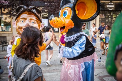 Cientos de sorianos se han acercado al centro para disfrutar con los gigantes y cabezudos.