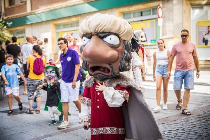 Cientos de sorianos se han acercado al centro para disfrutar con los gigantes y cabezudos.