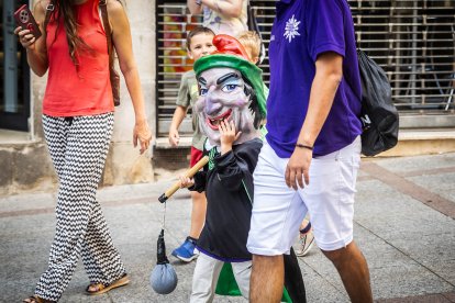Cientos de sorianos se han acercado al centro para disfrutar con los gigantes y cabezudos.