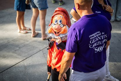 Cientos de sorianos se han acercado al centro para disfrutar con los gigantes y cabezudos.