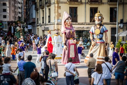 Cientos de sorianos se han acercado al centro para disfrutar con los gigantes y cabezudos.