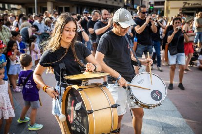 Cientos de sorianos se han acercado al centro para disfrutar con los gigantes y cabezudos.
