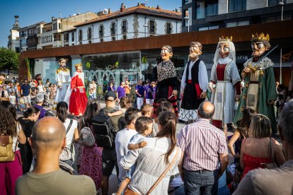 Cientos de sorianos se han acercado al centro para disfrutar con los gigantes y cabezudos.