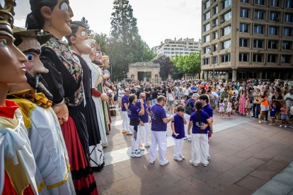 Cientos de sorianos se han acercado al centro para disfrutar con los gigantes y cabezudos.