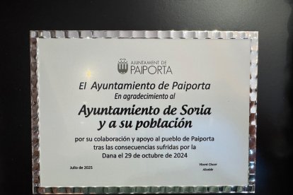 Placa entregada por el Ayuntamiento de Paiporta al Ayuntamiento de Soria.