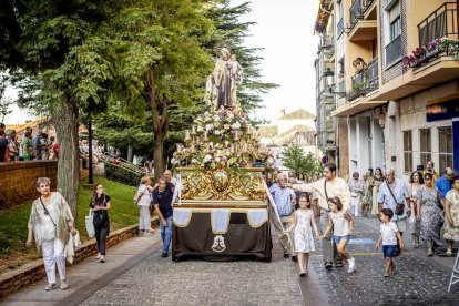 El recorrido pone fin a la novena en honor a la Virgen del Carmen