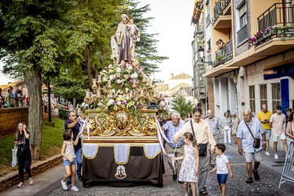 El recorrido pone fin a la novena en honor a la Virgen del Carmen