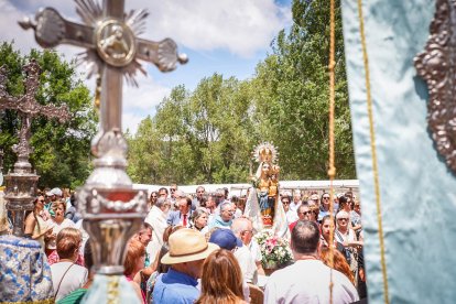 La Blanca reúne a cientos de peregrinos en la romería de Cabrejas del Pinar.