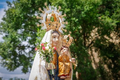 La Blanca reúne a cientos de peregrinos en la romería de Cabrejas del Pinar.