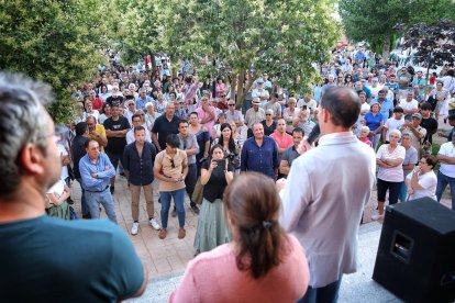 El alcalde dirigiéndose a los asistentes a la manifestación.