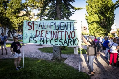 El pueblo salió a la calle para reivindicar la continuación de la infraestructura