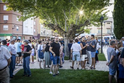 El pueblo salió a la calle para reivindicar la continuación de la infraestructura