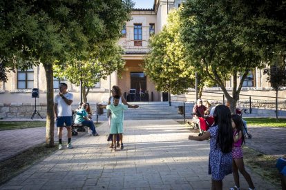 El pueblo salió a la calle para reivindicar la continuación de la infraestructura