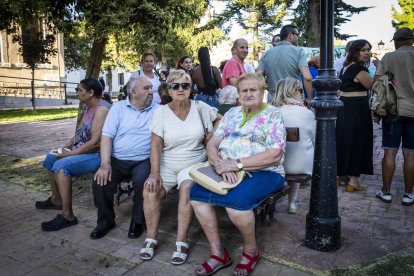 El pueblo salió a la calle para reivindicar la continuación de la infraestructura