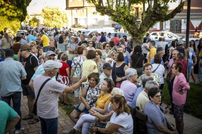 El pueblo salió a la calle para reivindicar la continuación de la infraestructura
