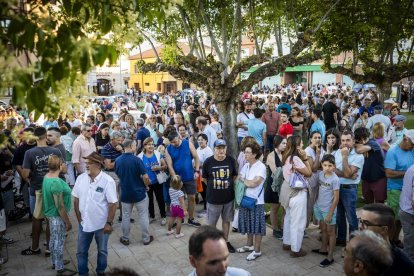 El pueblo salió a la calle para reivindicar la continuación de la infraestructura