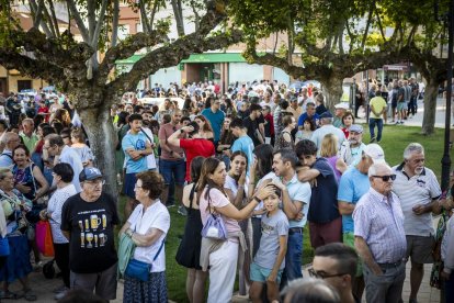 El pueblo salió a la calle para reivindicar la continuación de la infraestructura