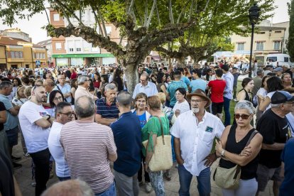 El pueblo salió a la calle para reivindicar la continuación de la infraestructura