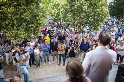 El pueblo salió a la calle para reivindicar la continuación de la infraestructura