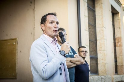 El pueblo salió a la calle para reivindicar la continuación de la infraestructura