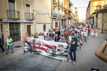 El pueblo salió a la calle para reivindicar la continuación de la infraestructura