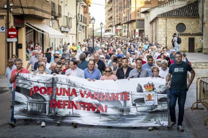 El pueblo salió a la calle para reivindicar la continuación de la infraestructura