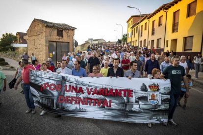El pueblo salió a la calle para reivindicar la continuación de la infraestructura