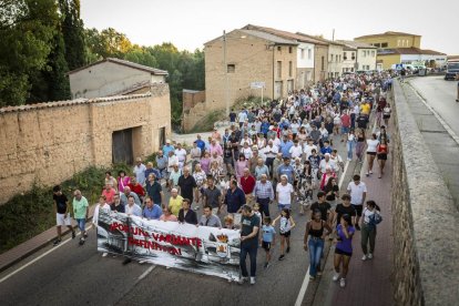 El pueblo salió a la calle para reivindicar la continuación de la infraestructura