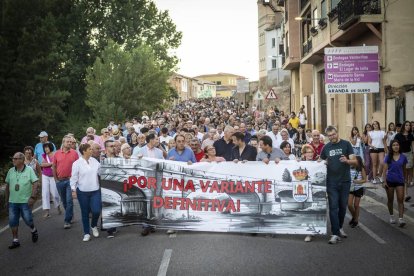 El pueblo salió a la calle para reivindicar la continuación de la infraestructura