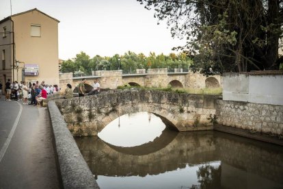 El pueblo salió a la calle para reivindicar la continuación de la infraestructura