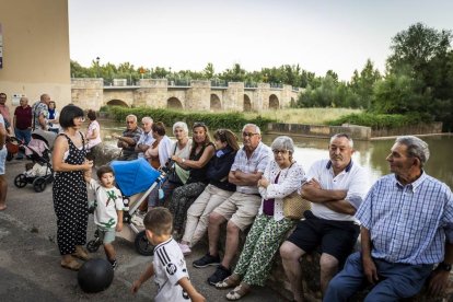 El pueblo salió a la calle para reivindicar la continuación de la infraestructura