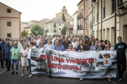 El pueblo salió a la calle para reivindicar la continuación de la infraestructura