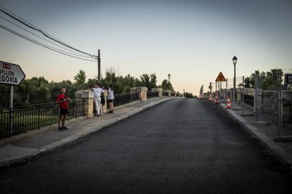 El pueblo salió a la calle para reivindicar la continuación de la infraestructura