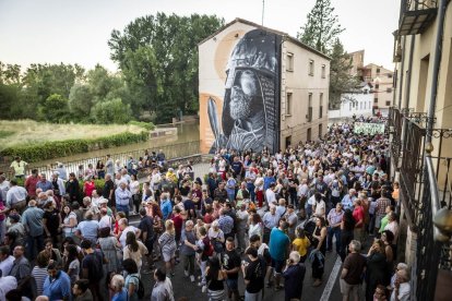 El pueblo salió a la calle para reivindicar la continuación de la infraestructura