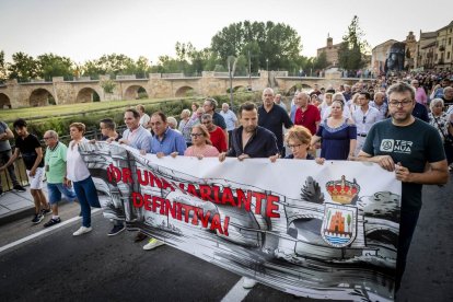 El pueblo salió a la calle para reivindicar la continuación de la infraestructura