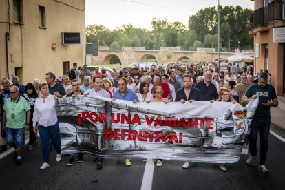 El pueblo salió a la calle para reivindicar la continuación de la infraestructura
