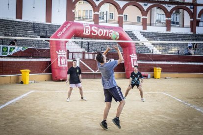 Partidos del mejor voleibol en la Plaza de toros de Soria