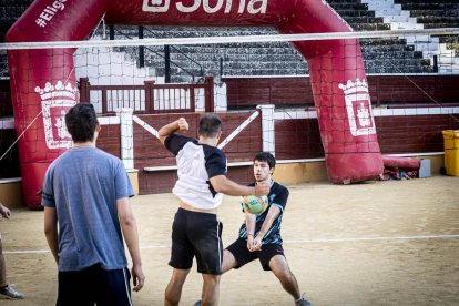 Partidos del mejor voleibol en la Plaza de toros de Soria