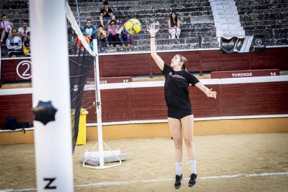 Partidos del mejor voleibol en la Plaza de toros de Soria
