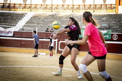 Partidos del mejor voleibol en la Plaza de toros de Soria