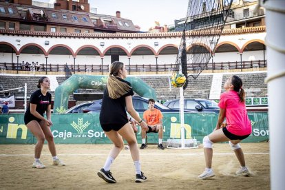 Partidos del mejor voleibol en la Plaza de toros de Soria