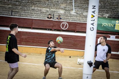 Partidos del mejor voleibol en la Plaza de toros de Soria