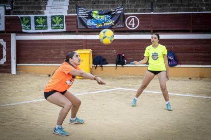 Partidos del mejor voleibol en la Plaza de toros de Soria