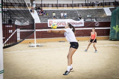 Partidos del mejor voleibol en la Plaza de toros de Soria