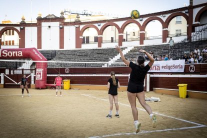 Partidos del mejor voleibol en la Plaza de toros de Soria