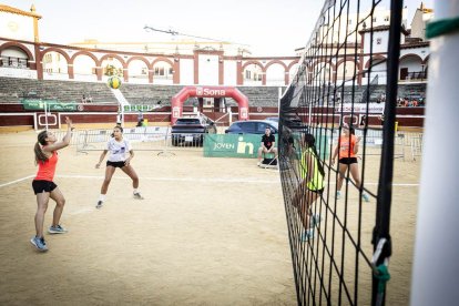 Partidos del mejor voleibol en la Plaza de toros de Soria