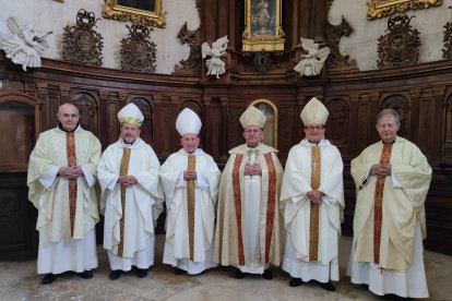 También han homenajeado a Monseñor López Llorente.