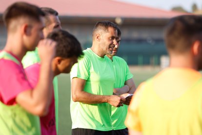 Fran Valero cumple su tercera temporada en el banquillo del Calasanz.